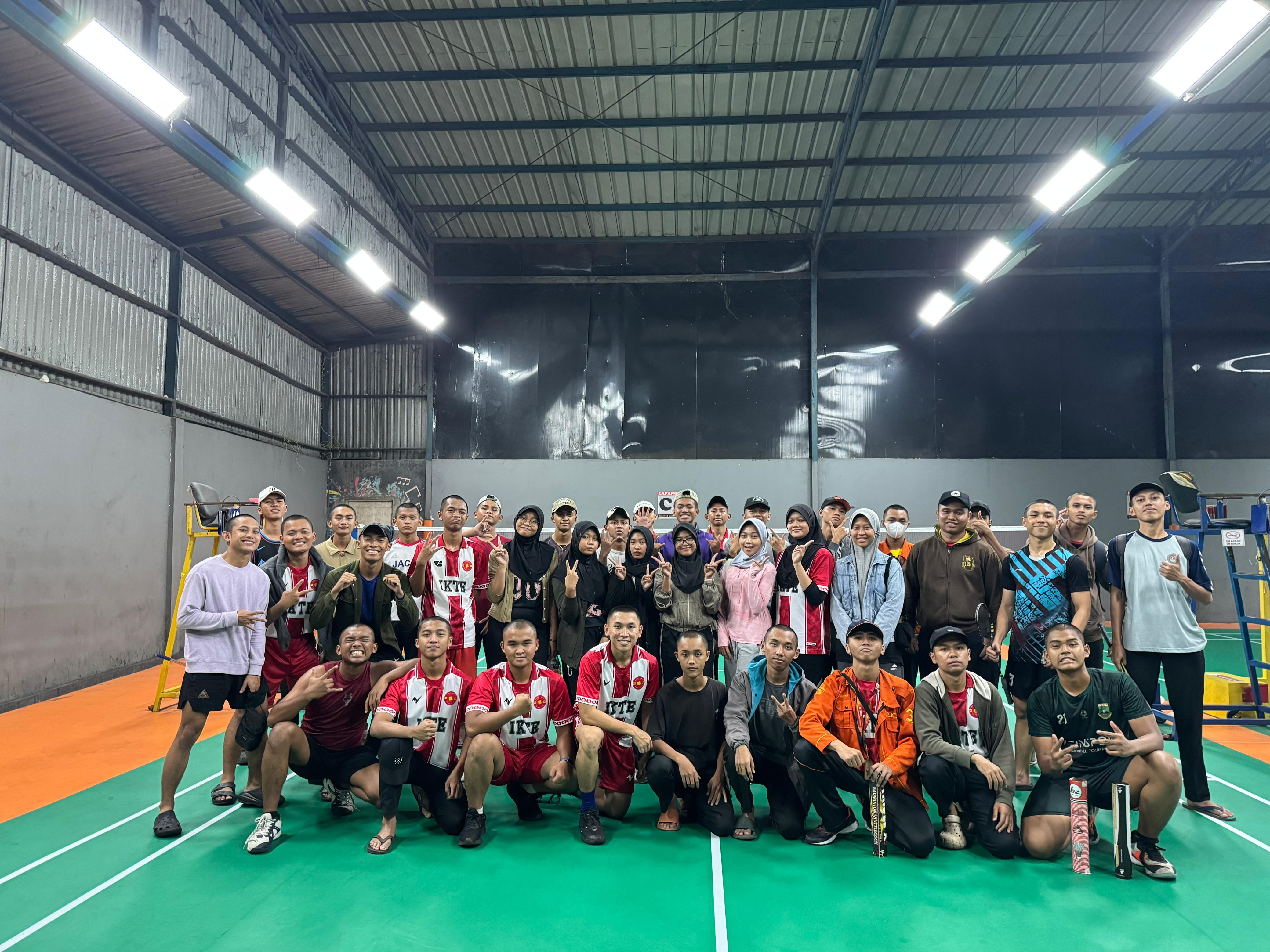 Persiapan Tim Badminton Program Studi Teknologi Informasi untuk PGT Cup