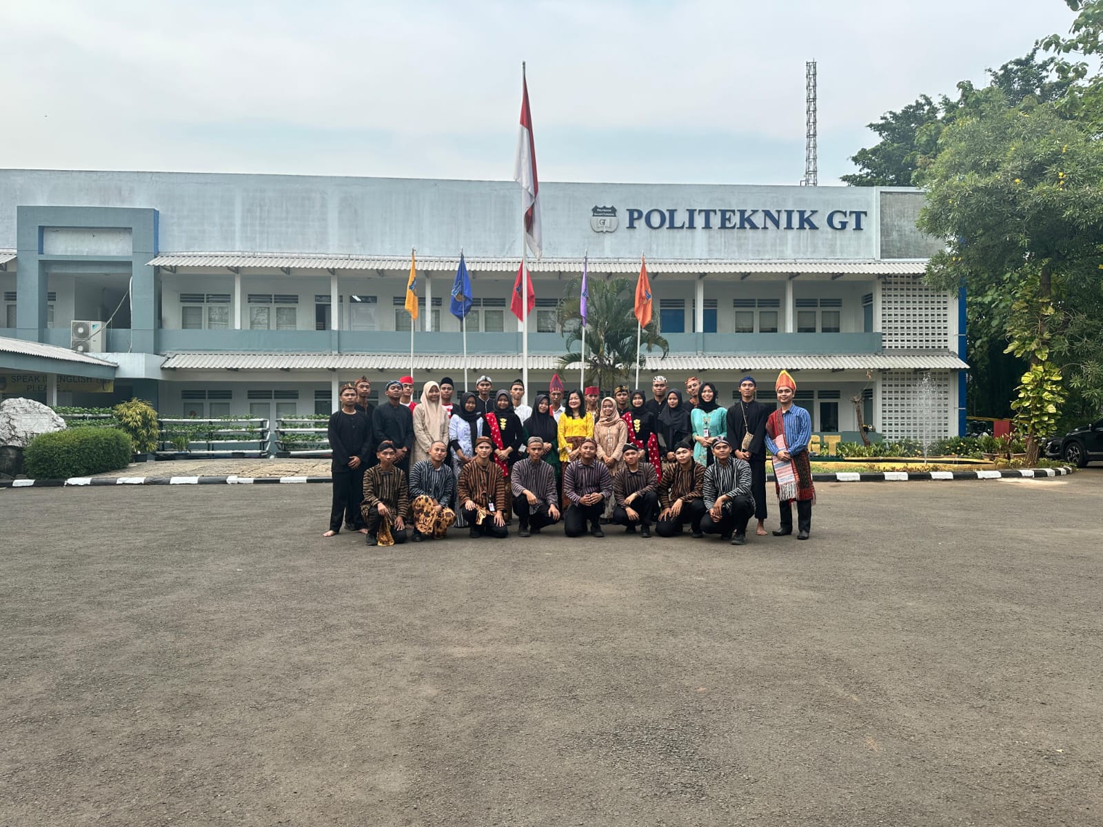 Penerapan Berbusana Adat Nusantara